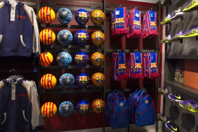 Balones, bufandas y mochilas no podían faltar