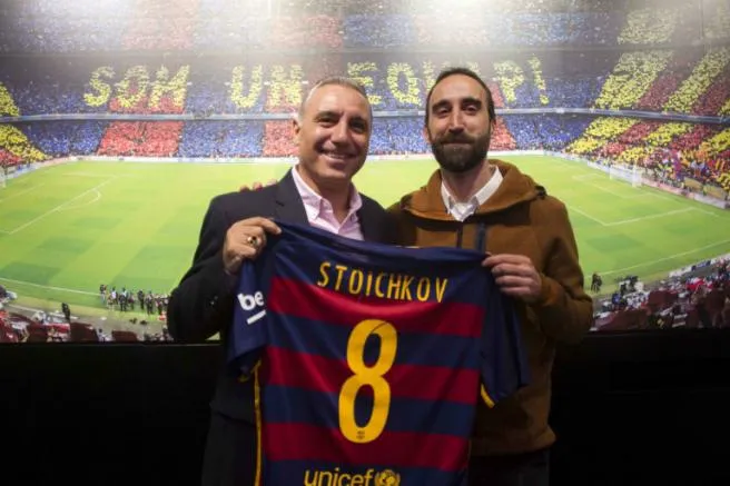 Hristo Stoichkov presume playera del Barcelona