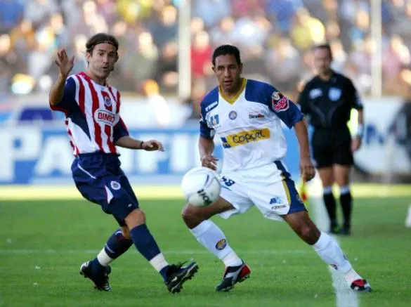 MEXSPORT David Mendoza de Dorados, disputa un balón con Manuel Sol de Chivas