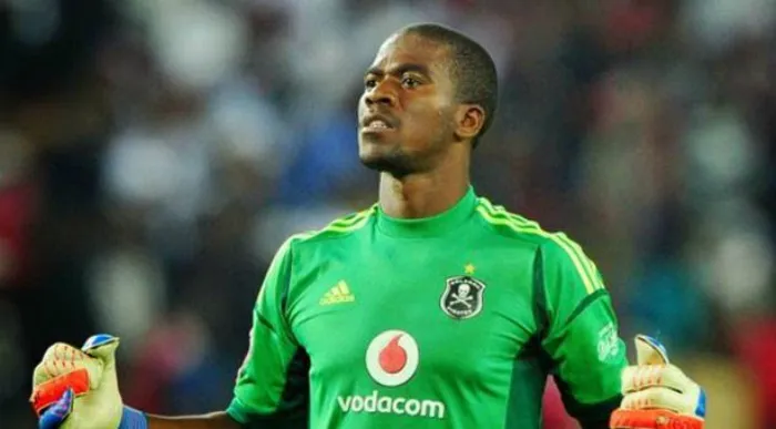 ESPECIAL Senzo Meyiwa con el uniforme del Orlando Pirates