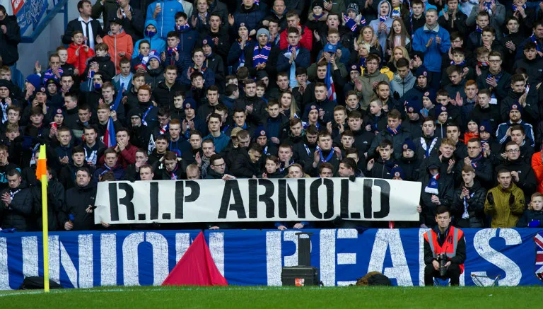 La afición porta una manta en honor Peralta