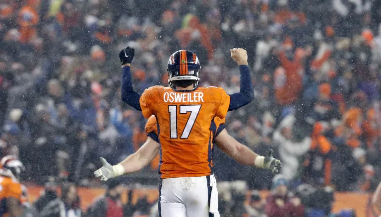 Brock Osweiler festeja con un compañero