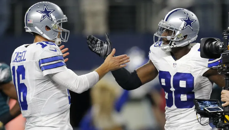 Matt Cassel y Dez Bryan se saludan