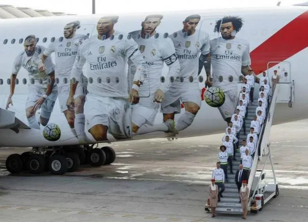 El plantel del Real Madrid se tomó la foto en las escaleras del avión