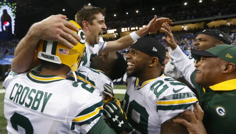 Compañeros felicitan a Aaron Rodgers