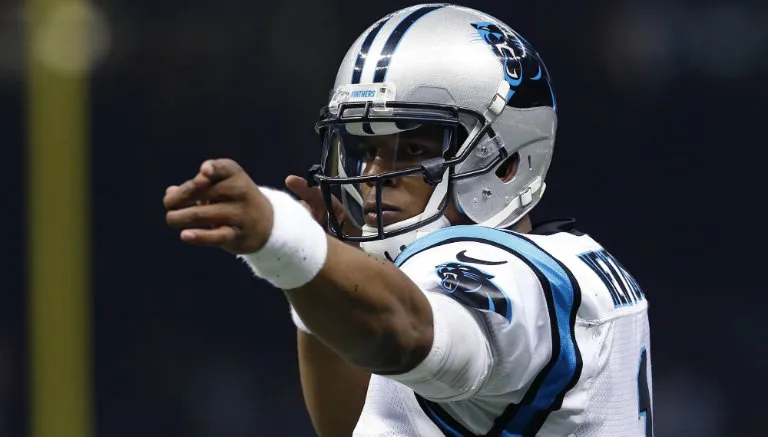 Cam Newton festeja un touchdown