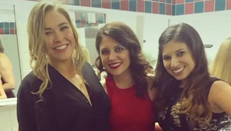 Ronda se tomó una foto con unas fans