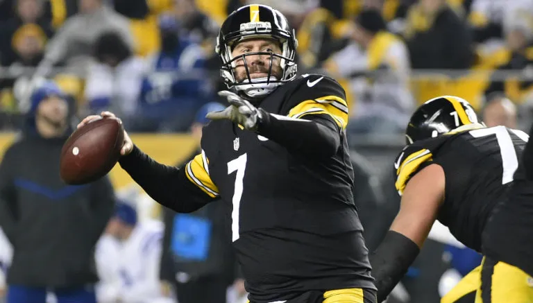 Ben Roethlisberger a punto de mandar un pase