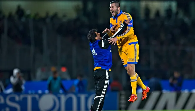 El delantero francés celebrando su tanto con Álvarez