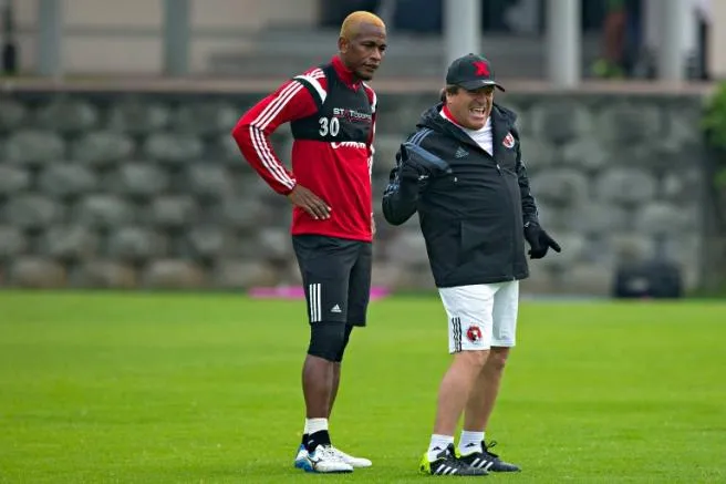 IMAGO7 Miguel Herrera platica da indicaciones a Leiton Jiménez