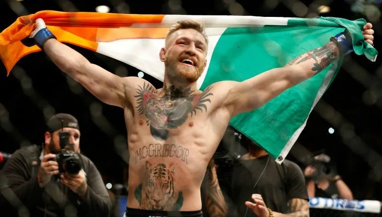 AP McGregor posa junto a la bandera de su natal Irlanda