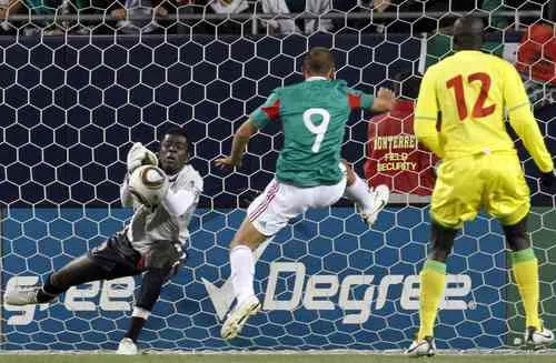 AP Javier Hernández dispara al arco de Senegal