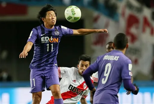 AP Hisato Sato controla el balón