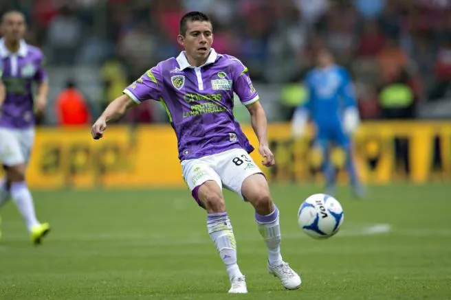 David Andrade controla el balón en juego de Chiapas