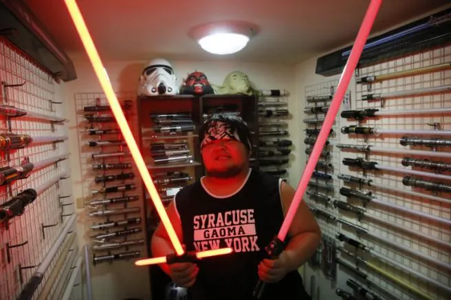 AP El tawanés produce entre 10 y 15 sables al mes