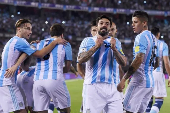 MEXSPORT Ezequiel Lavezzi celebra con sus compañeros un gol