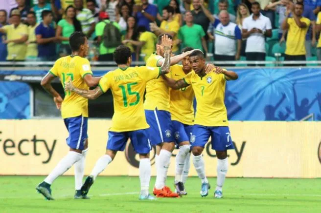 MEXSPORT Los futolistas de Brasil, celebran un gol en las eliminatorias mundialistas