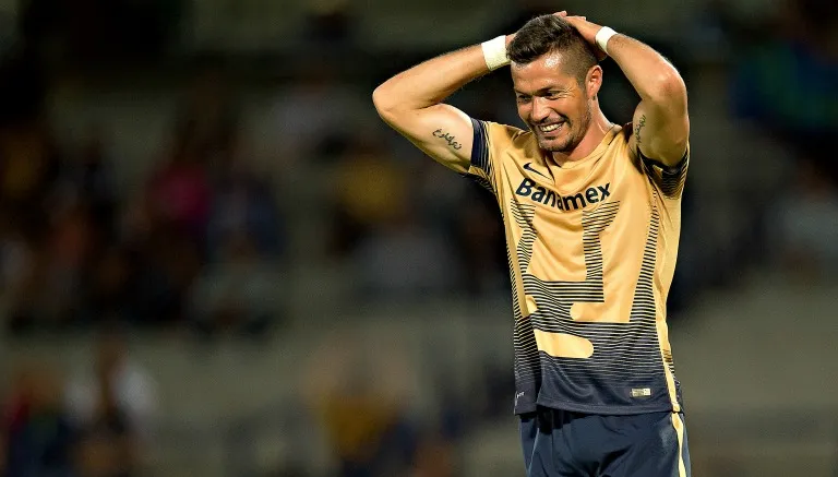 Dante López se lamenta en un encuentro de Pumas