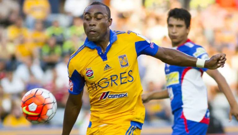 Joffre Guerrón controlando el balón