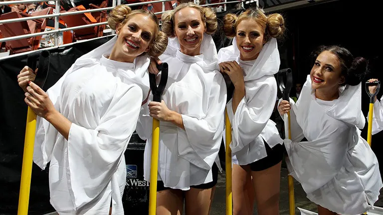 ESPECIAL Porristas del equipo de hockey de Tampa Bay, vestidas como la princesa Leia