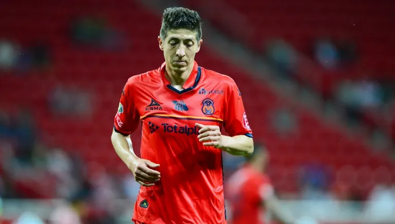 Marco Palacios con la camiseta de Monarcas