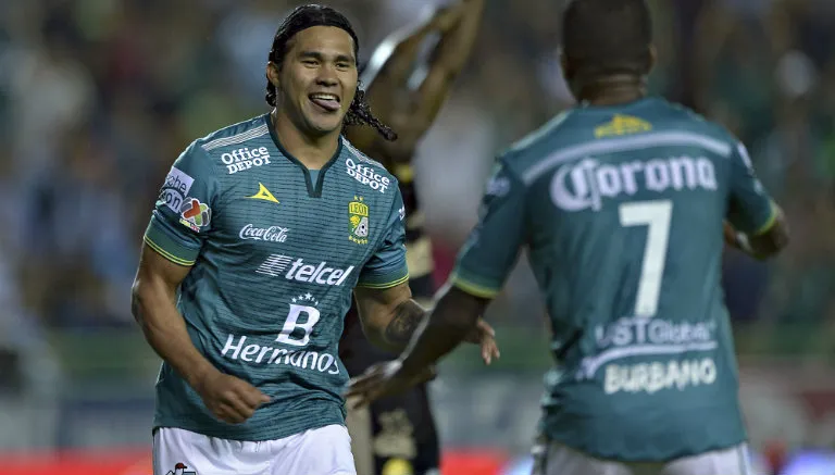 Carlos Peña festeja un gol