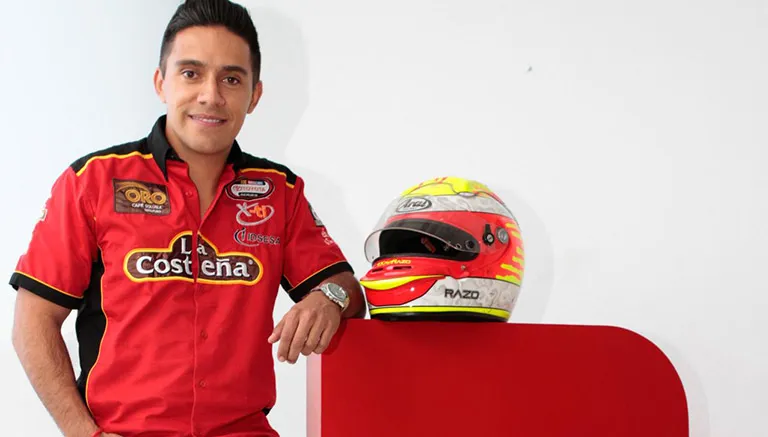 Xavi Razo, en sesión fotográfico con RÉCORD