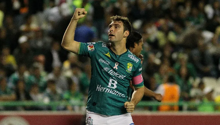 MEXSPORT El atacante levanta el puño en seña de festejo