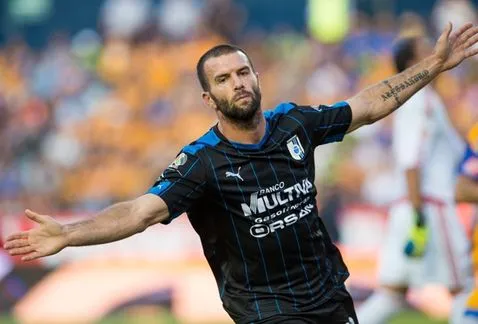 Villa alza los brazos en festejo con Querétaro