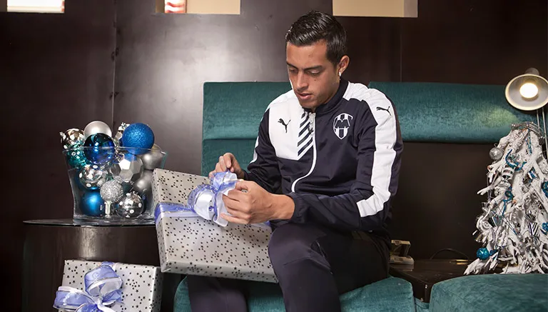JORGE NERI Funes Mori abre una caja de regalo