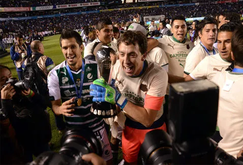 Marchesín sujeta en sus manos el título del C2015