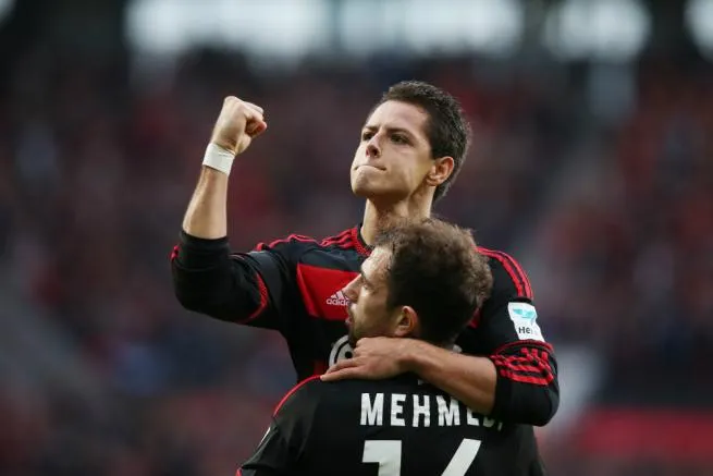 Chicharito festeja uno de sus goles con el Leverkusen