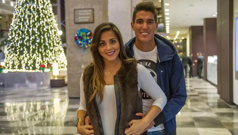 CÉSAR VICUÑA Hibert, acompañado de su esposa, con quien tendrá a su primer hijo