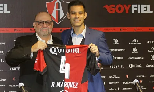 IMAGO7 Rafa sujeta su nueva playera junto al presidente del Atlas