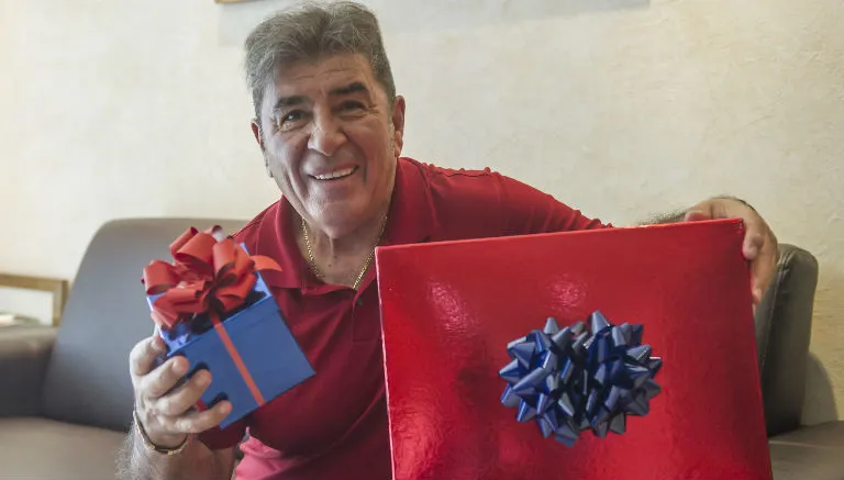 CÉSAR VICUÑA Carlos Reinoso posa con cajas de regalo