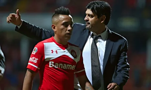 IMAGO7 Cardozo saluda tras un juego de Toluca