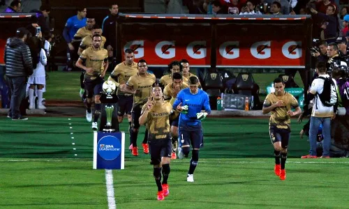 IMAGO7 Jugadores de Pumas saltan a la cancha del Olímpico