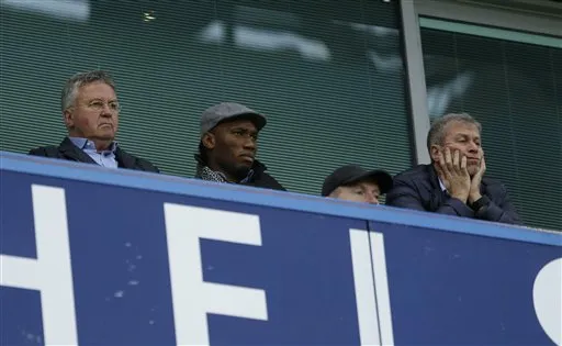 AP Drogba desde las gradas en la victoria del Chelsea