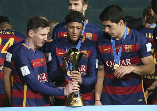 Messi, Neymar y Suárez con el trofeo del Mundial de Clubes