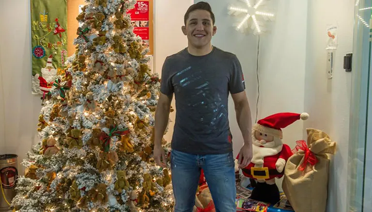 CÉSAR VICUÑA Goyito posa frente a un árbol de Navidad en las instalaciones de RÉCORD