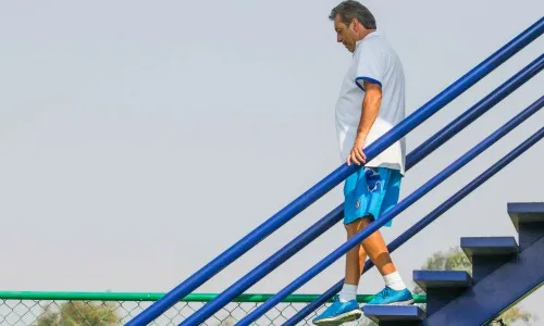 MIGUEL PONTÓN 'El Jefe' desciende las escaleras