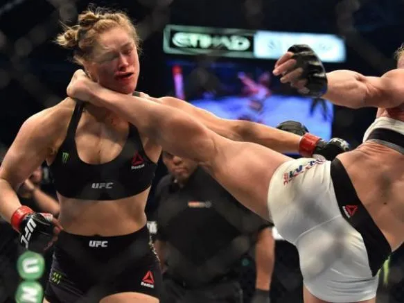 AP Holly Holm noquea con una patada a Ronda Rousey