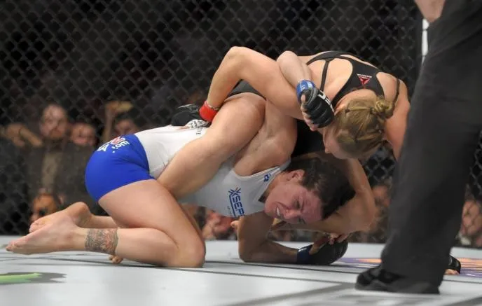 AP Ronda Rousey rinde a Cat Zingano en 14 segundos