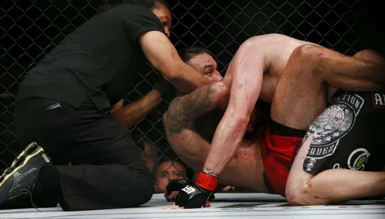 ESPECIAL Werdum rinde a Caín con una guillotina