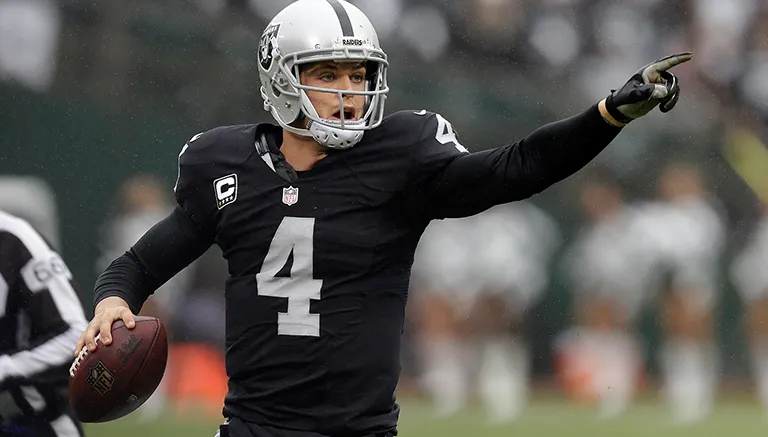 AP Derek Carr se dispone a lanzar