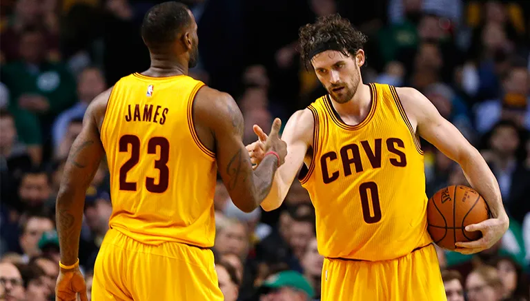 AP LeBron James y Kevin Love se saludan
