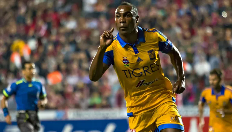 IMAGO7 Joffre Guerrón festeja un gol