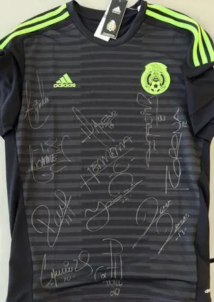 RÉCORD Así luce el jersey autografiado de México