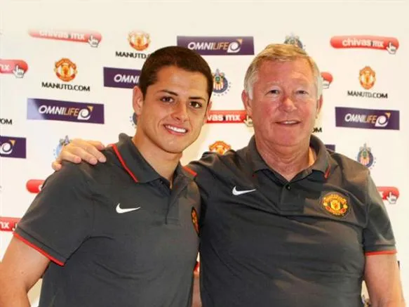 Ferguson abraza a Chicharito en 2010