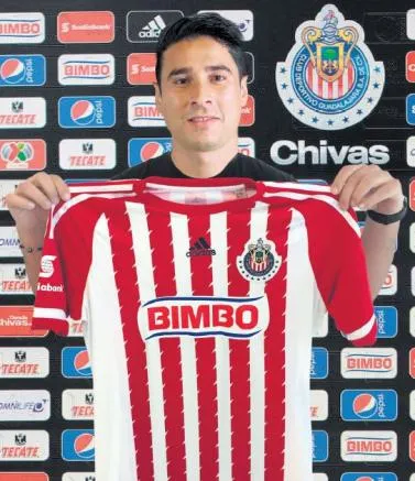 ESPECIAL Ochoa posa con la camiseta de Chivas